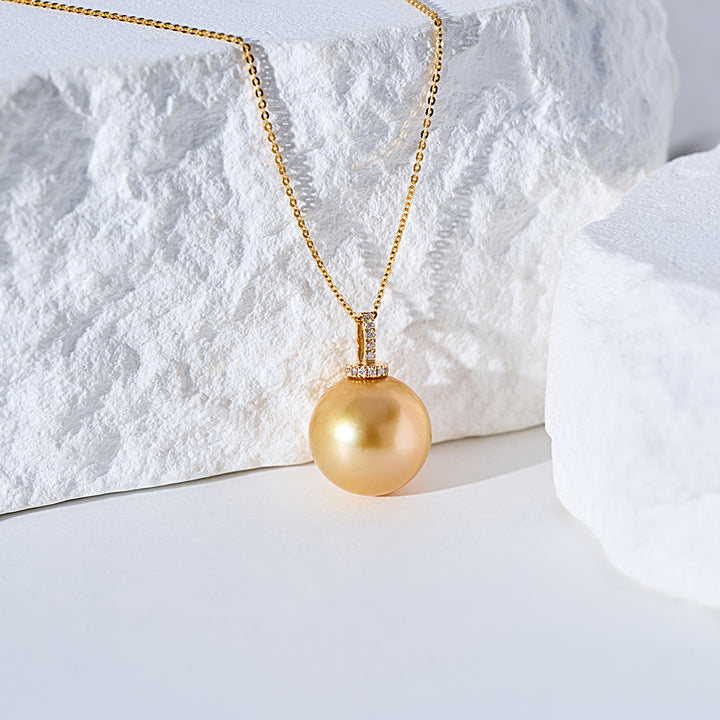 Collier en perle dorée de mer du Sud en or massif 18 carats KN00352