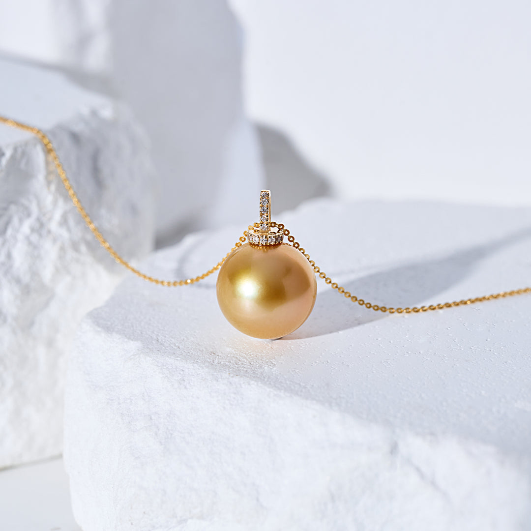 Collier en perle dorée de mer du Sud en or massif 18 carats KN00352