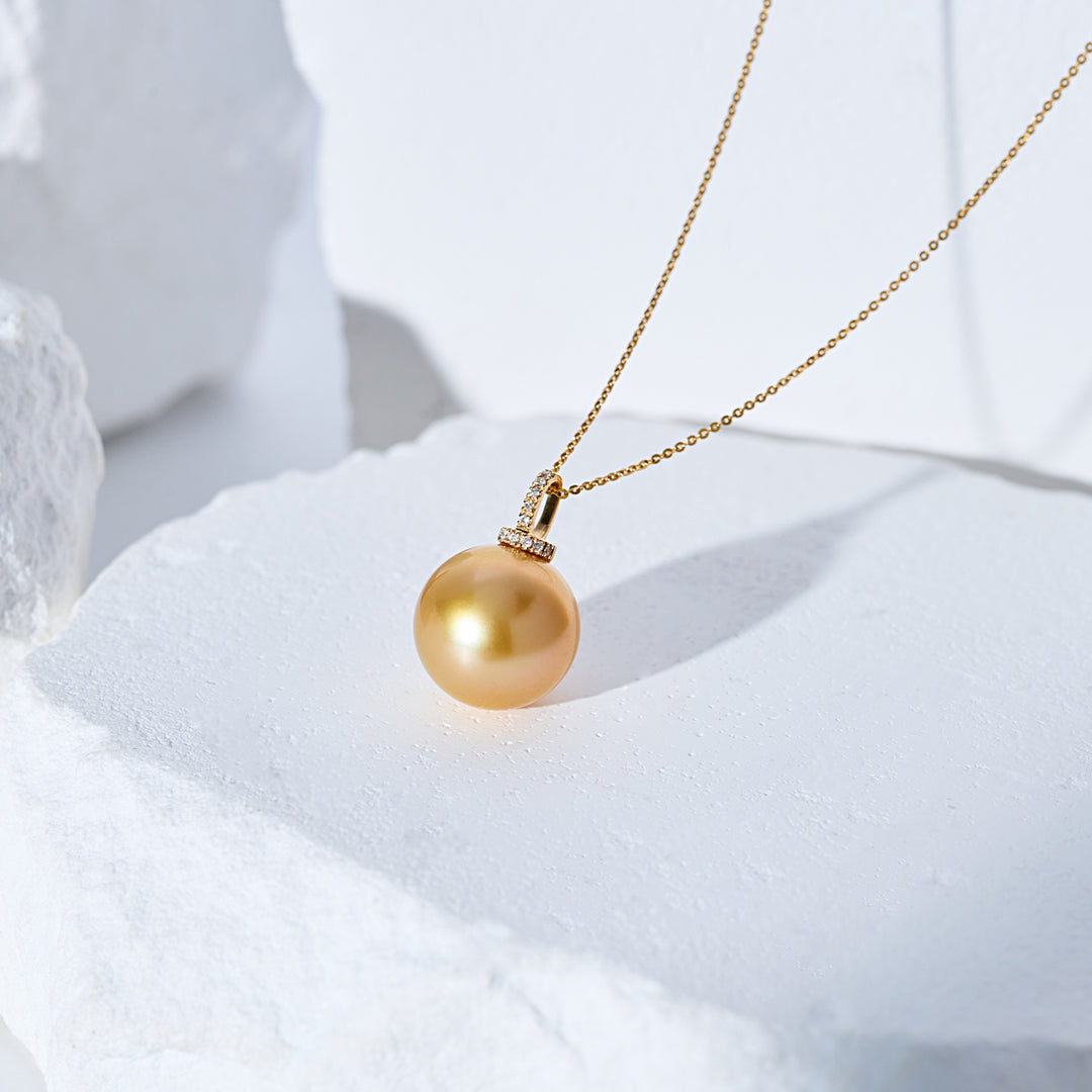 Collier en perle dorée de mer du Sud en or massif 18 carats KN00352