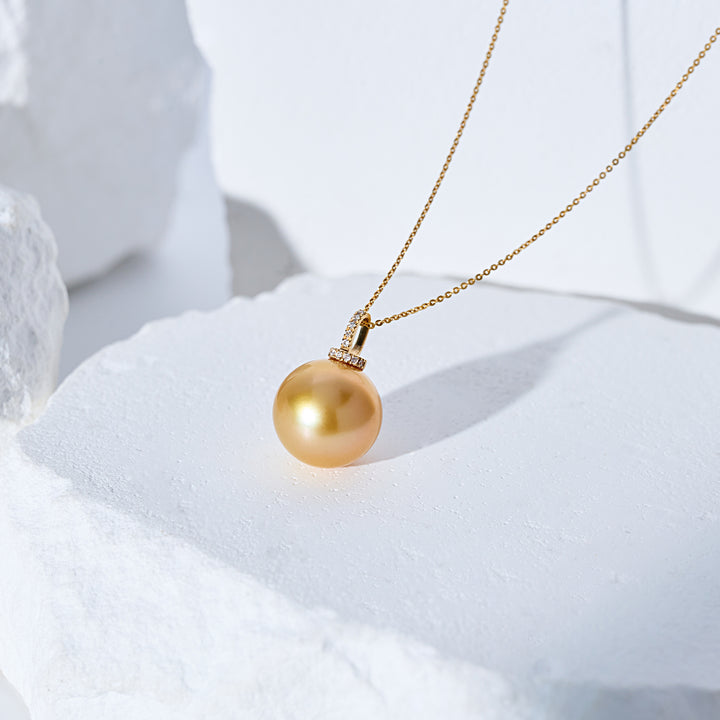 Collier en perle dorée de mer du Sud en or massif 18 carats KN00352