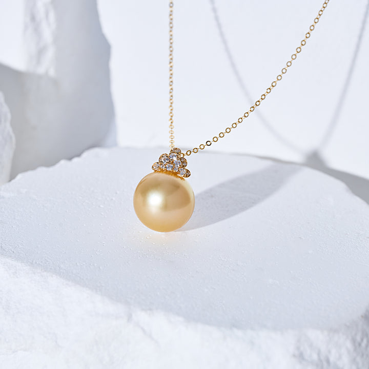 Collier en perle dorée de la mer du Sud en or massif 18 carats KN00355