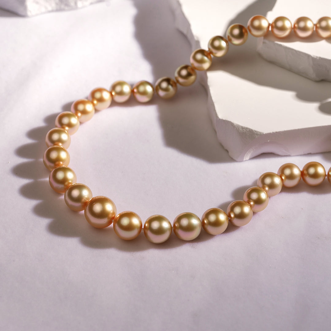 18-karätige Aurora-Mond-Regenbogen-Südsee-Goldperlenkette KN00090