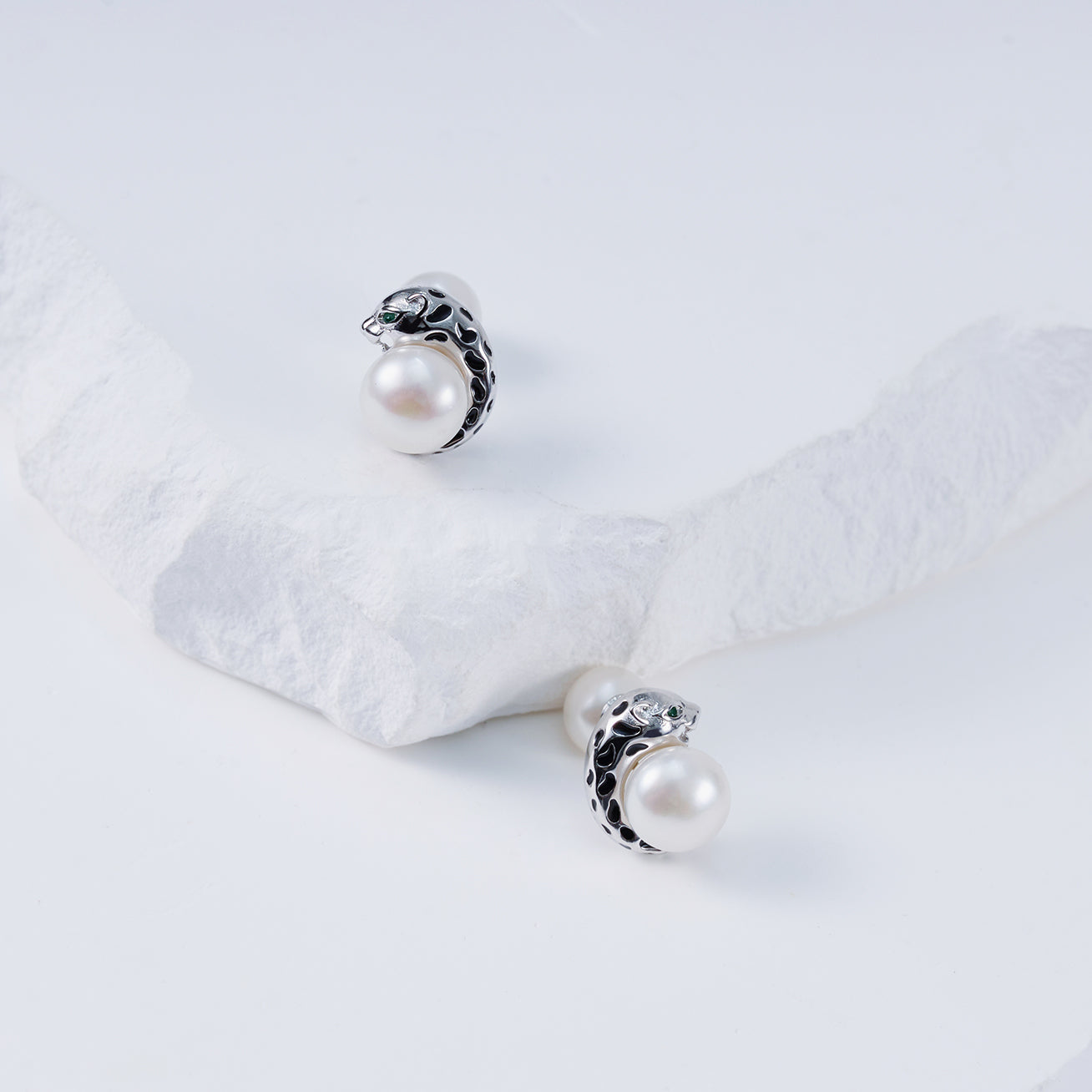 Panther Freshwater Pearl Earrings WE00119 | SAFARI - PEARLY LUSTRE
