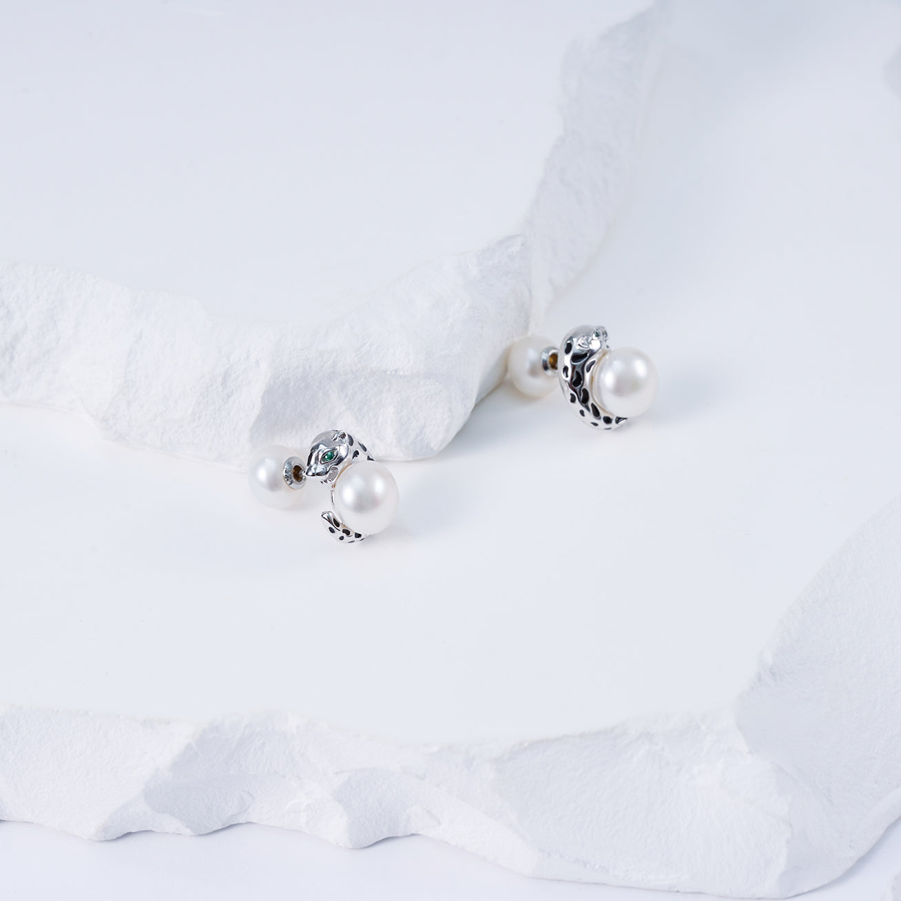Panther Freshwater Pearl Earrings WE00119 | SAFARI - PEARLY LUSTRE