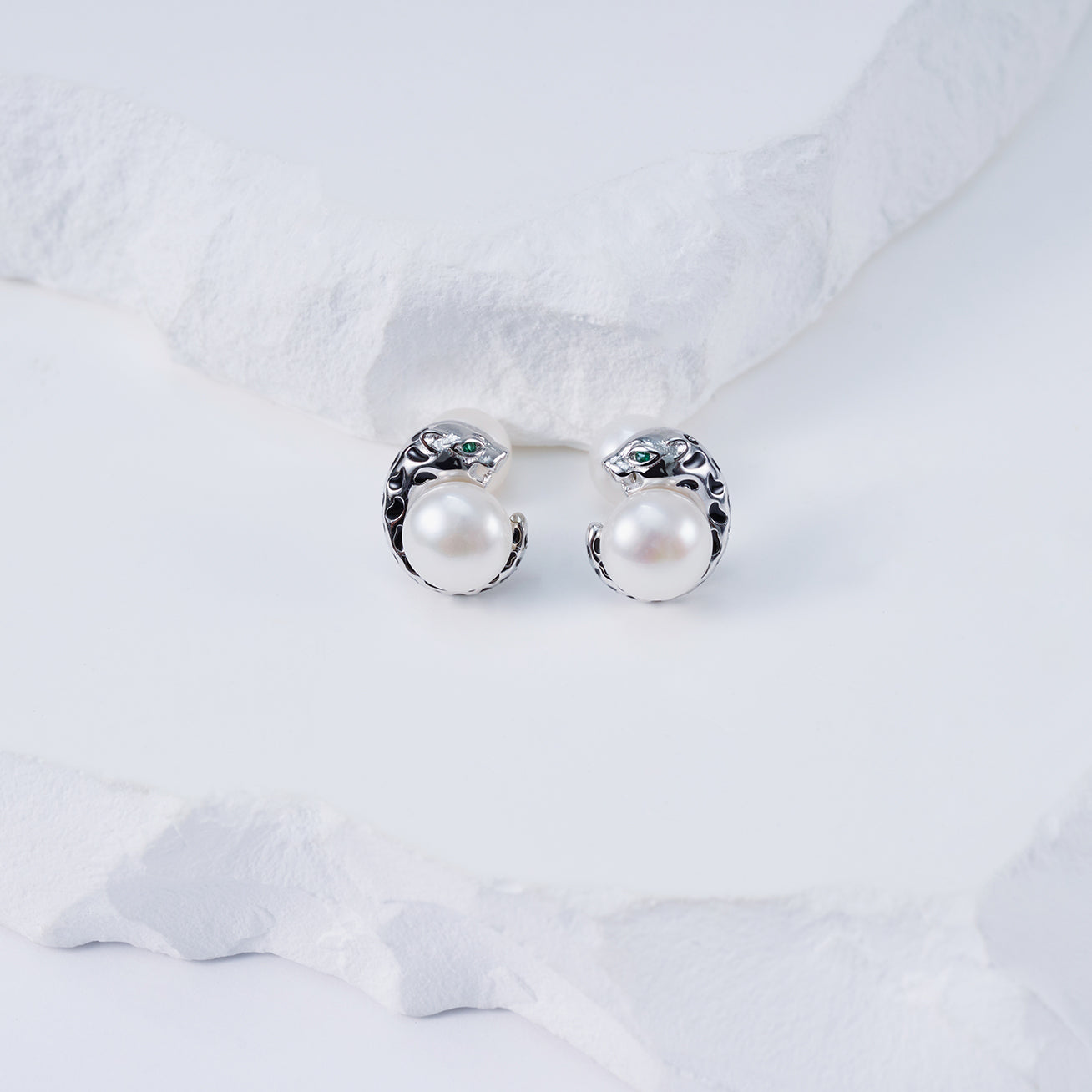 Panther Freshwater Pearl Earrings WE00119 | SAFARI - PEARLY LUSTRE