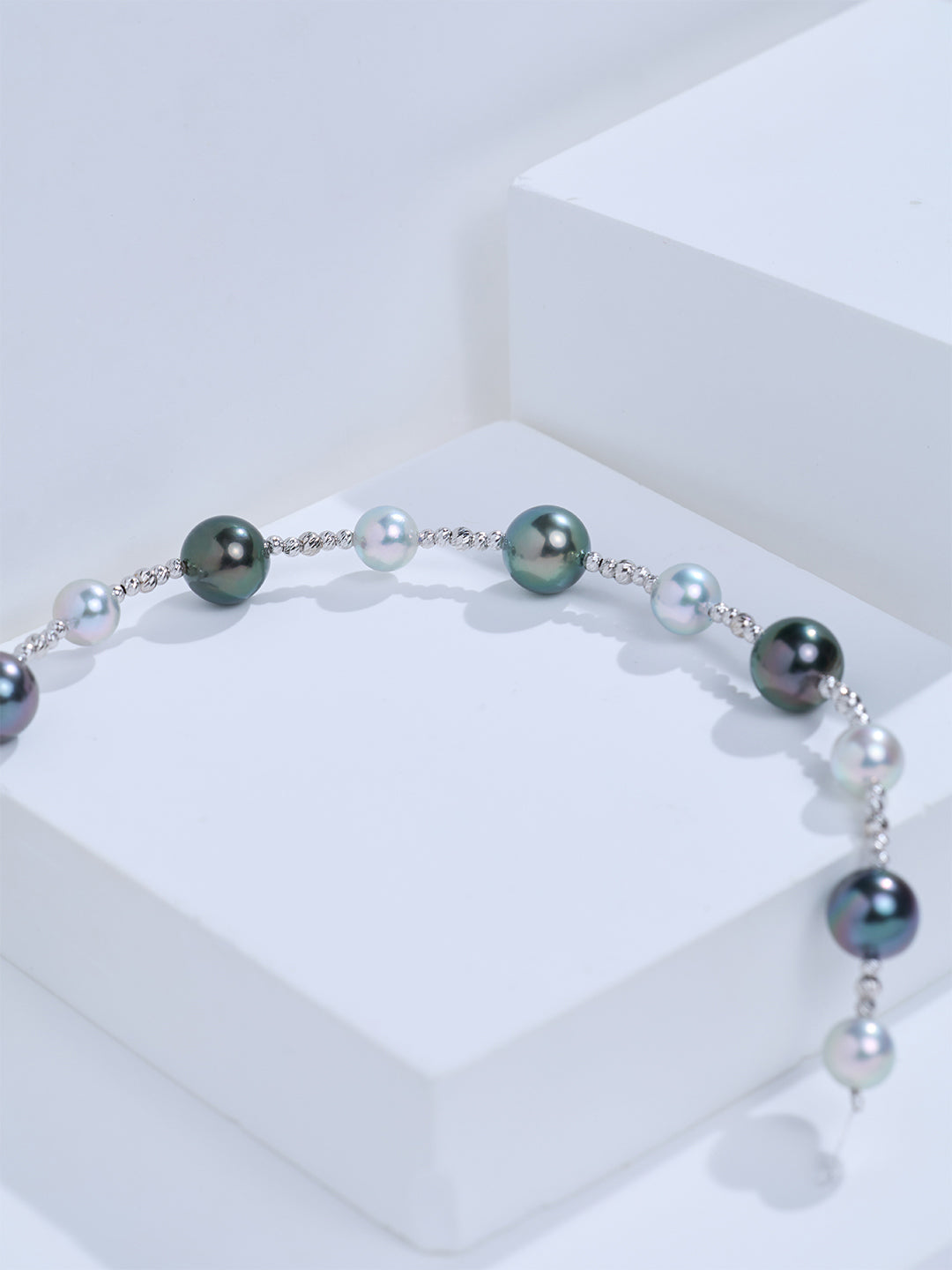 Top Lustre 18k Solid Gold Akoya and Tahitian Pearl Bracelet KN00086 | HARMONY