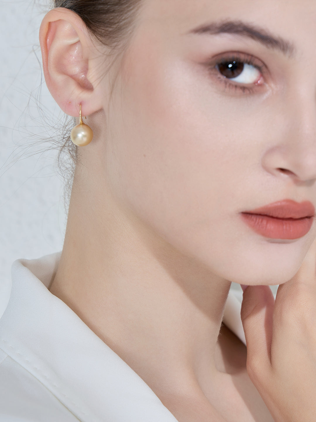 Elegantes Aretes de Perlas Doradas del Mar del Sur en Oro Macizo de 18 Quilates KE00068
