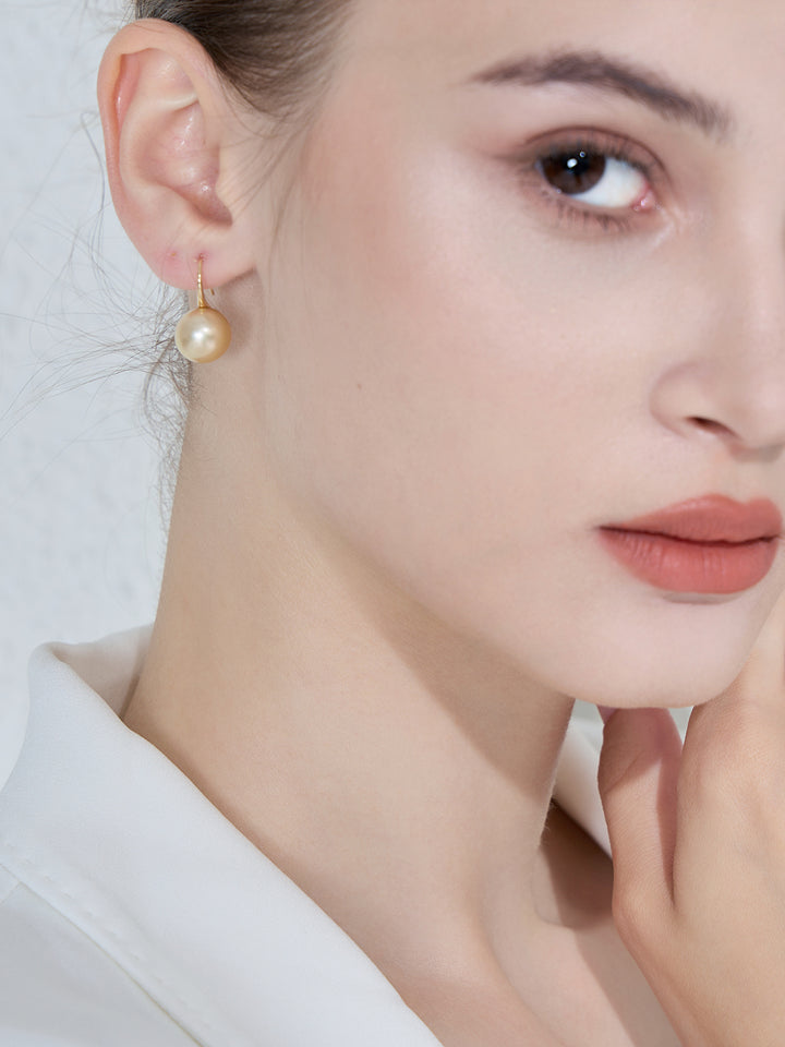 Elegantes Aretes de Perlas Doradas del Mar del Sur en Oro Macizo de 18 Quilates KE00068