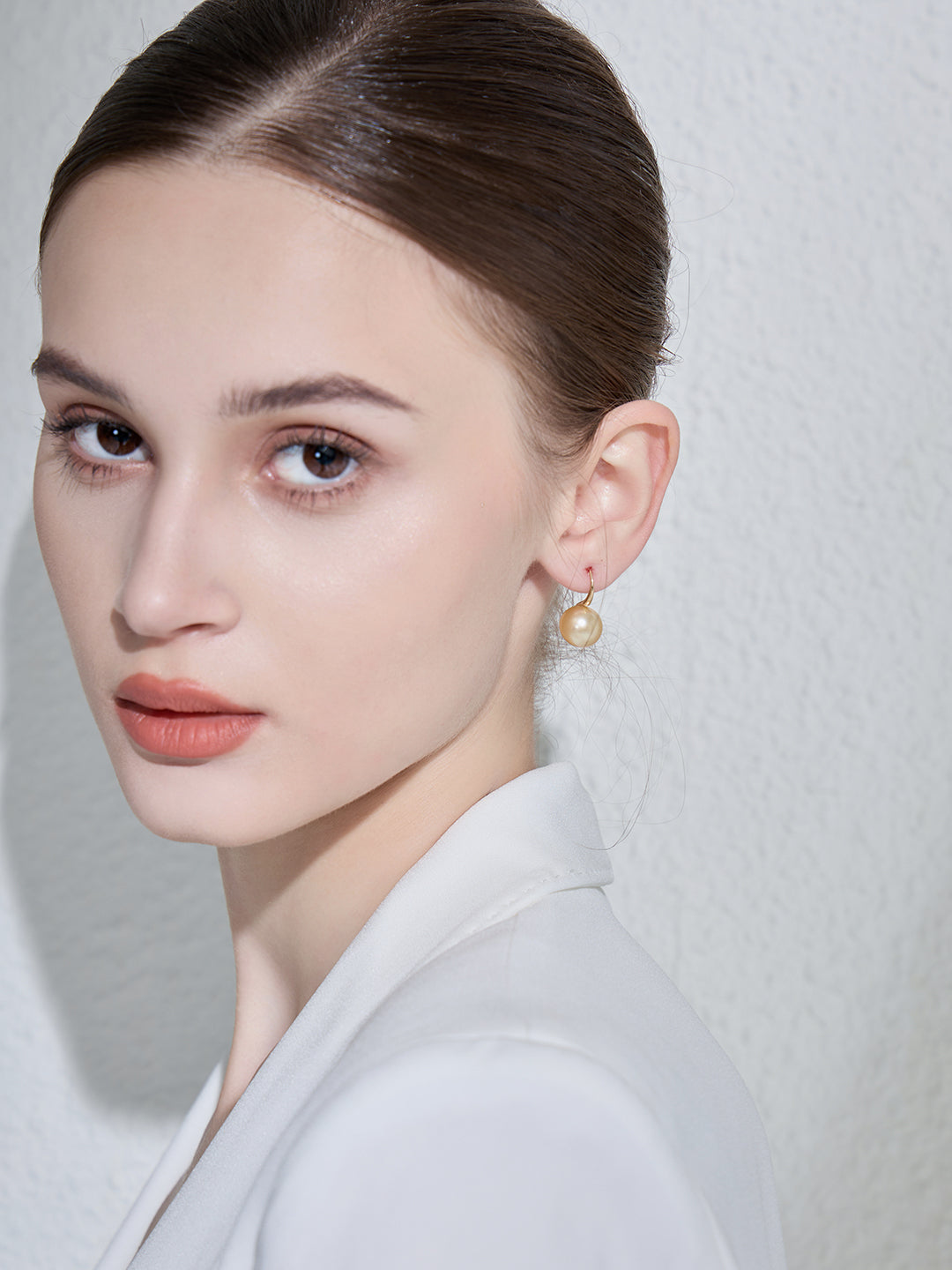 Elegantes Aretes de Perlas Doradas del Mar del Sur en Oro Macizo de 18 Quilates KE00068