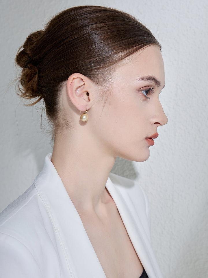 Elegantes Aretes de Perlas Doradas del Mar del Sur en Oro Macizo de 18 Quilates KE00068