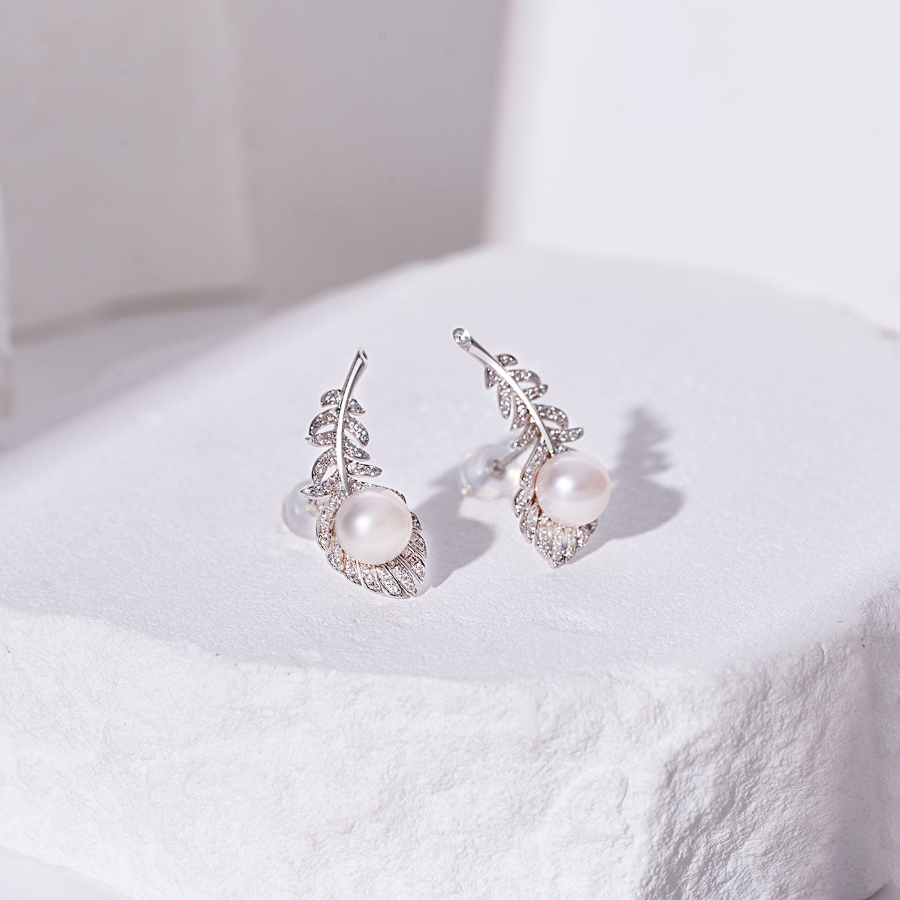 18K Hanadama Akoya Pearl Earrings KE00218 | FEATHER - PEARLY LUSTRE