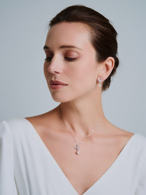 Collar de perlas Hanadama Akoya con diamantes de oro macizo de 18 quilates KN00280