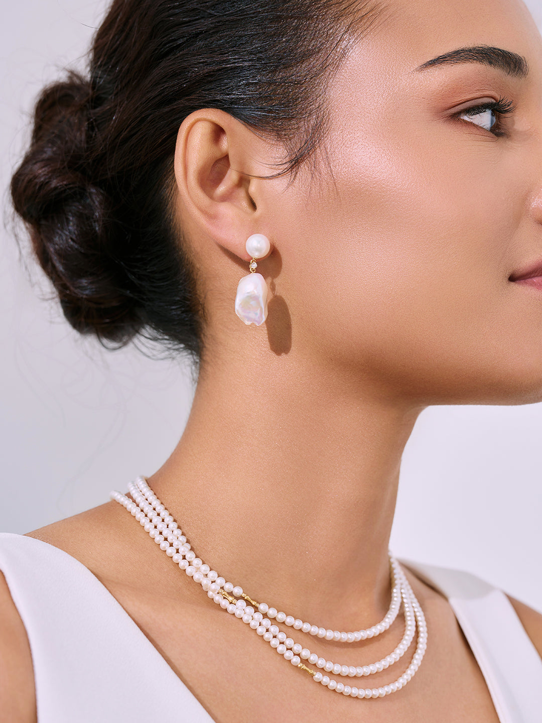 Orecchini in perla barocca elegante in oro 18K KE00252