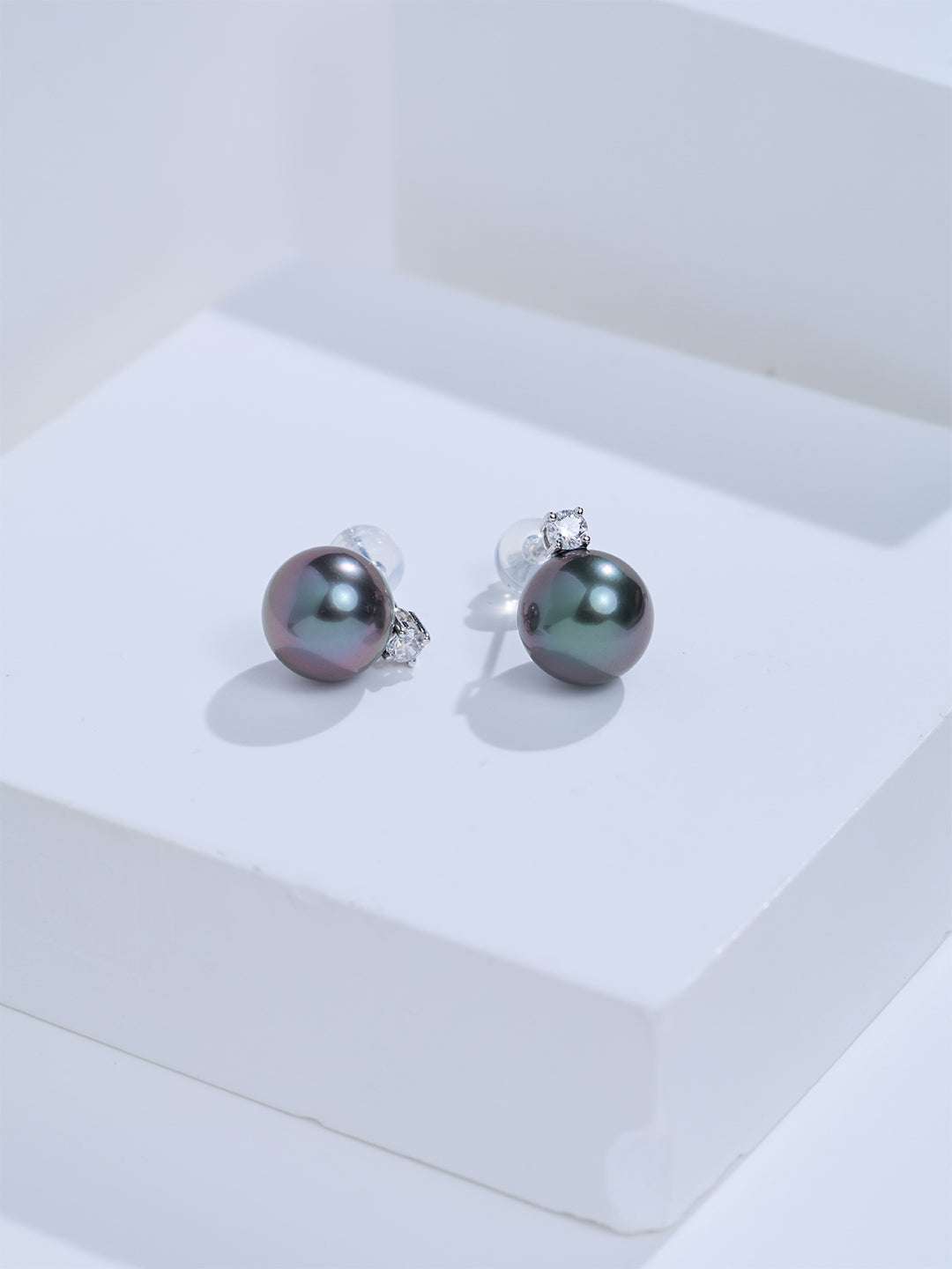 Exceptional Grade 18K Tahitian Pearl Earrings KE00324