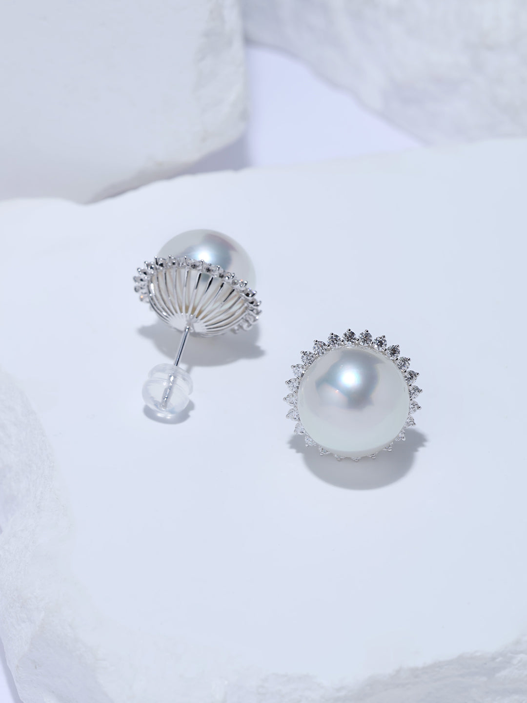 Pendientes de perlas blancas australianas de oro macizo de 18K y brillo excepcional KE00363