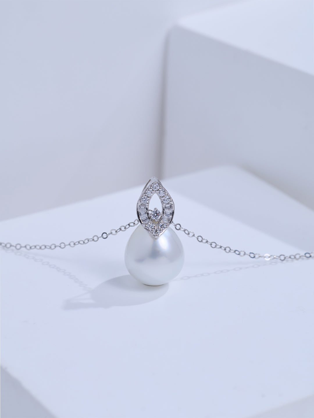 Collier en or massif 18K de qualité supérieure avec perles d&