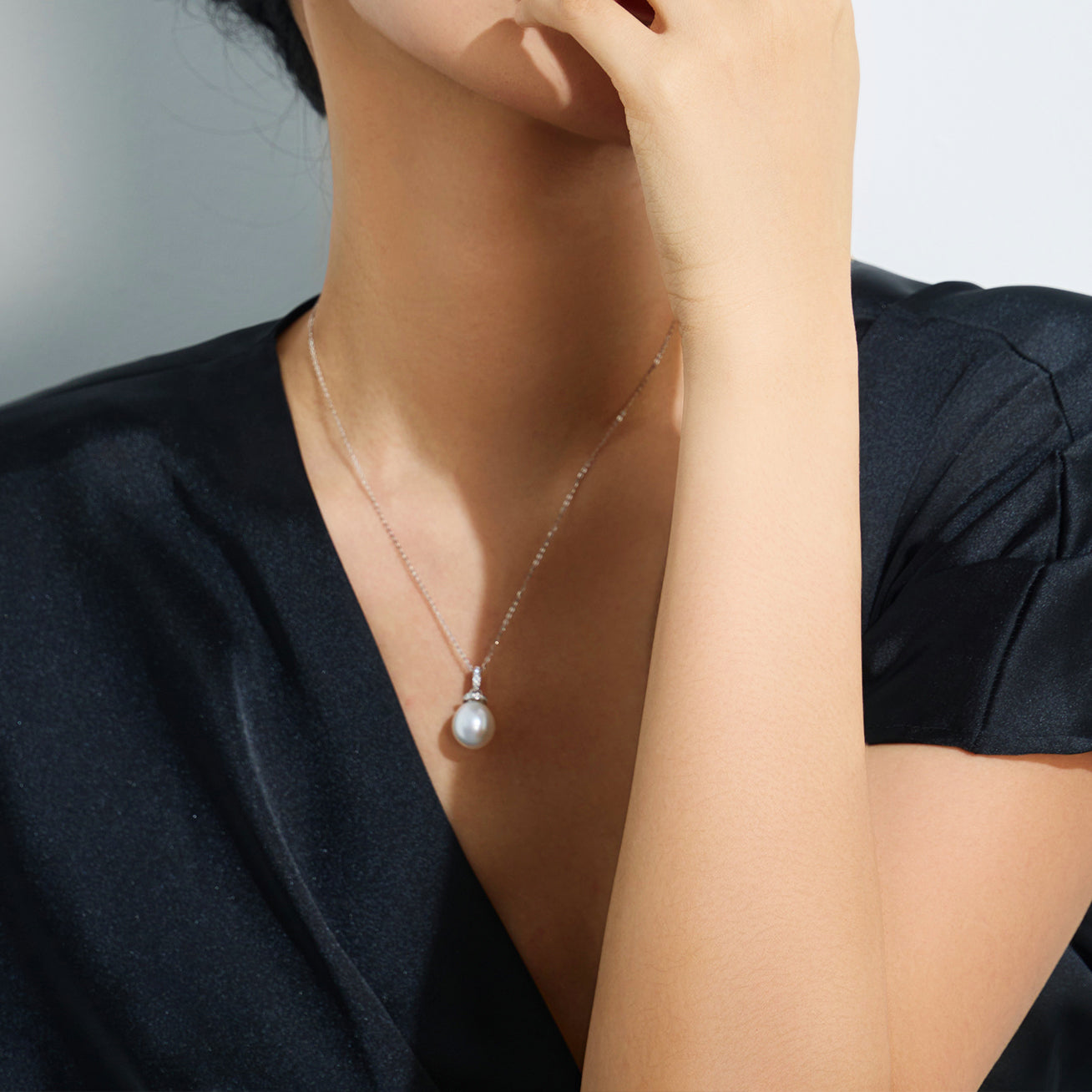 18K Solid Gold Australian White Diamond Saltwater Pearl Necklace KN00140 - PEARLY LUSTRE