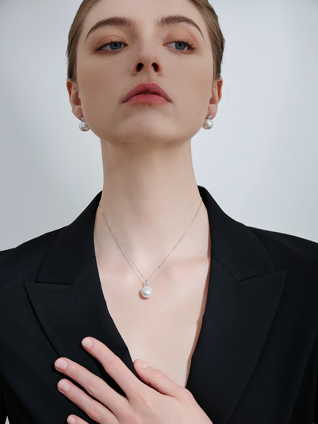 Collana di perle bianche australiane dei Mari del Sud in oro massiccio 18 carati KN00230