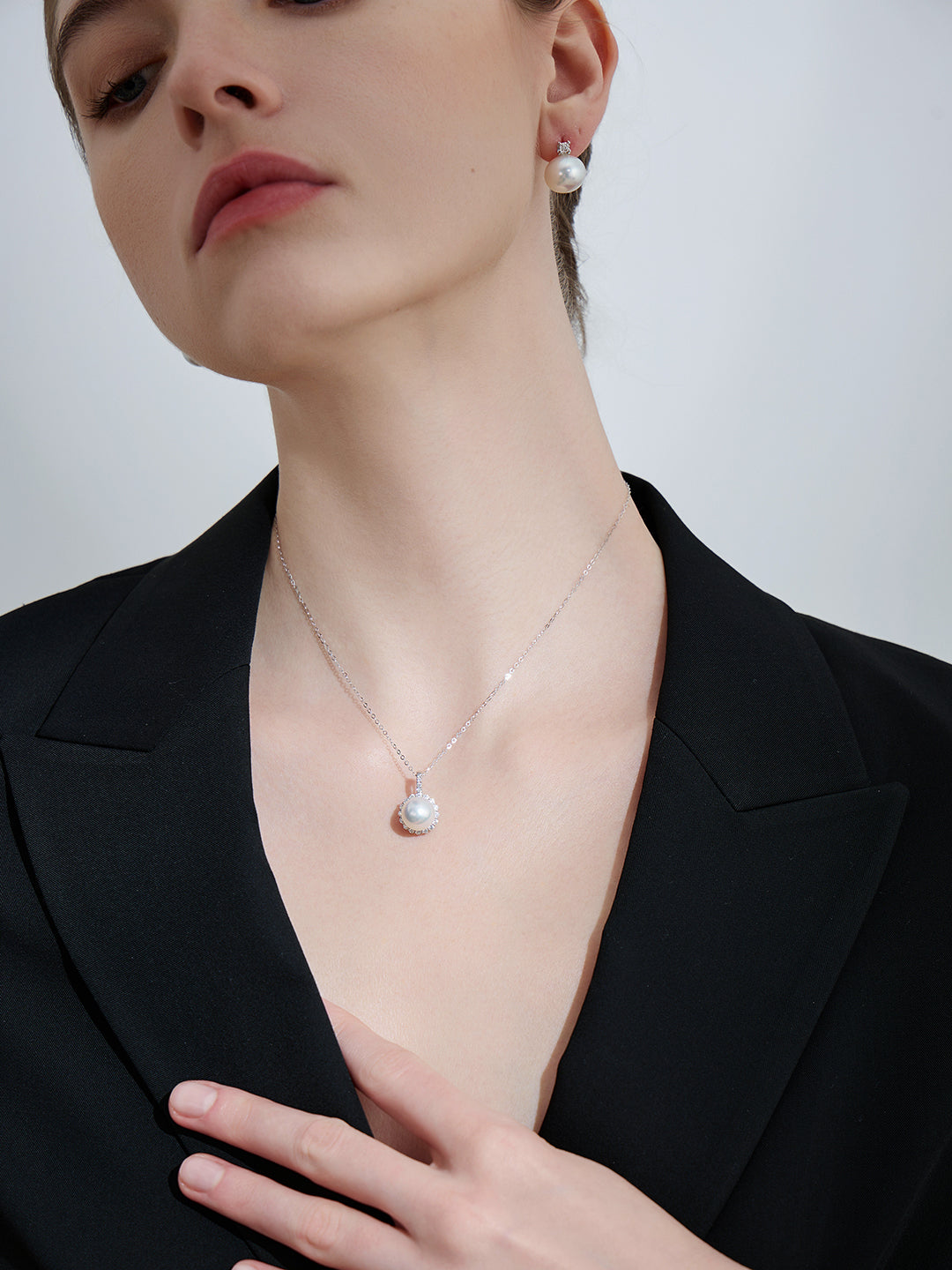 Collana di perle bianche australiane dei Mari del Sud in oro massiccio 18 carati KN00230