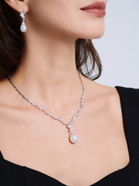 Collier de perles australiennes blanches des mers du Sud en or massif 18 carats KN00274