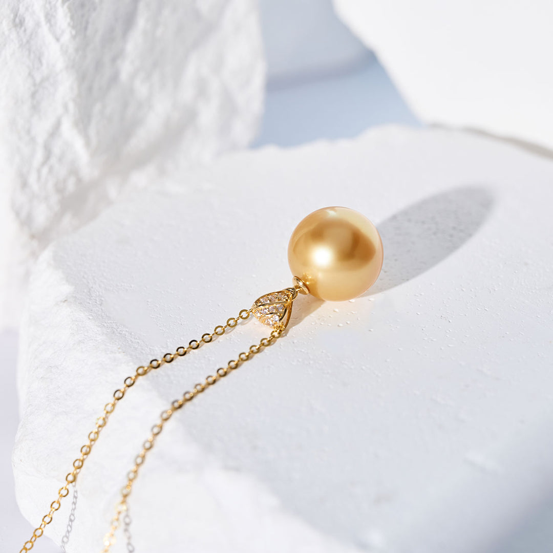 Collier en perle dorée de la mer du Sud en or massif 18 carats KN00353