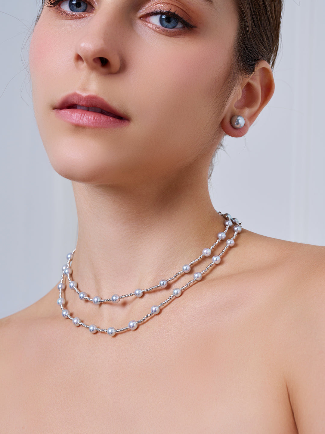 عقد لؤلؤ أكويا أزرق فضي من الذهب الخالص عيار 18 قيراط KN00372