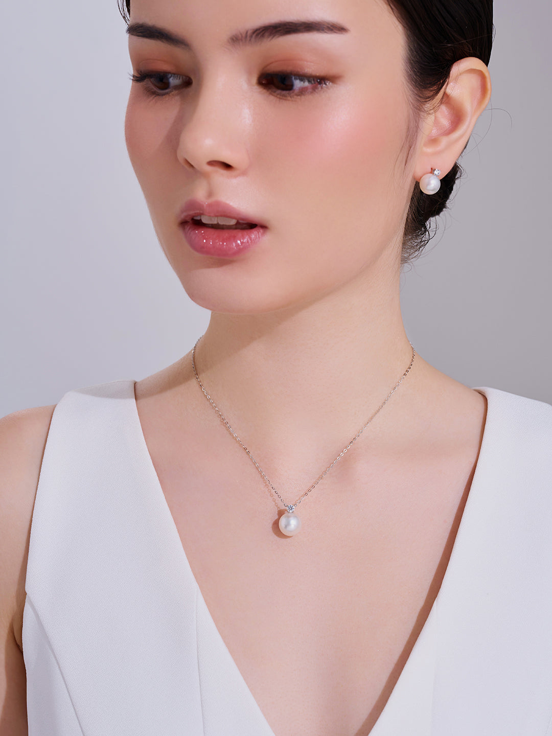 Collana con perla bianca del Mare del Sud in oro 18k KN00385