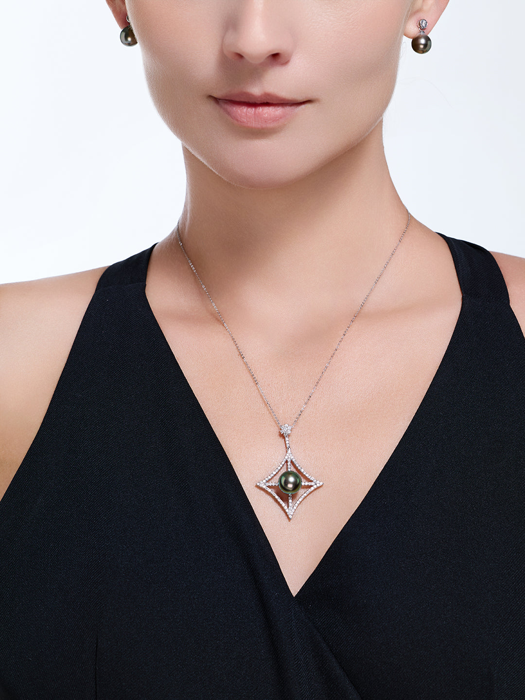 Collar de perlas tahitianas de agua salada con diamantes y oro macizo 18K KN00391