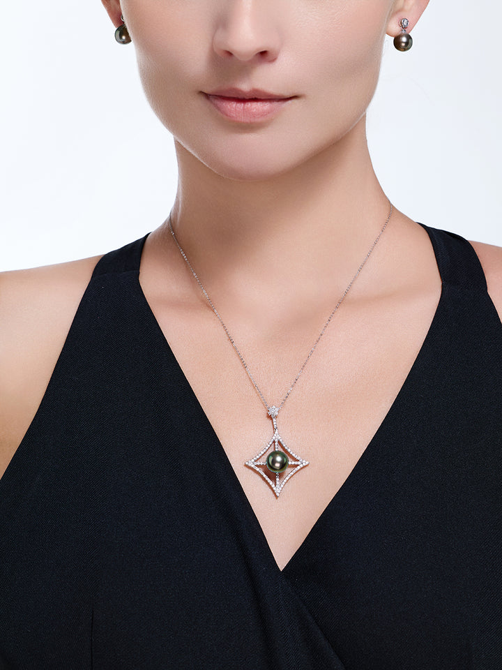 Collar de perlas tahitianas de agua salada con diamantes y oro macizo 18K KN00391