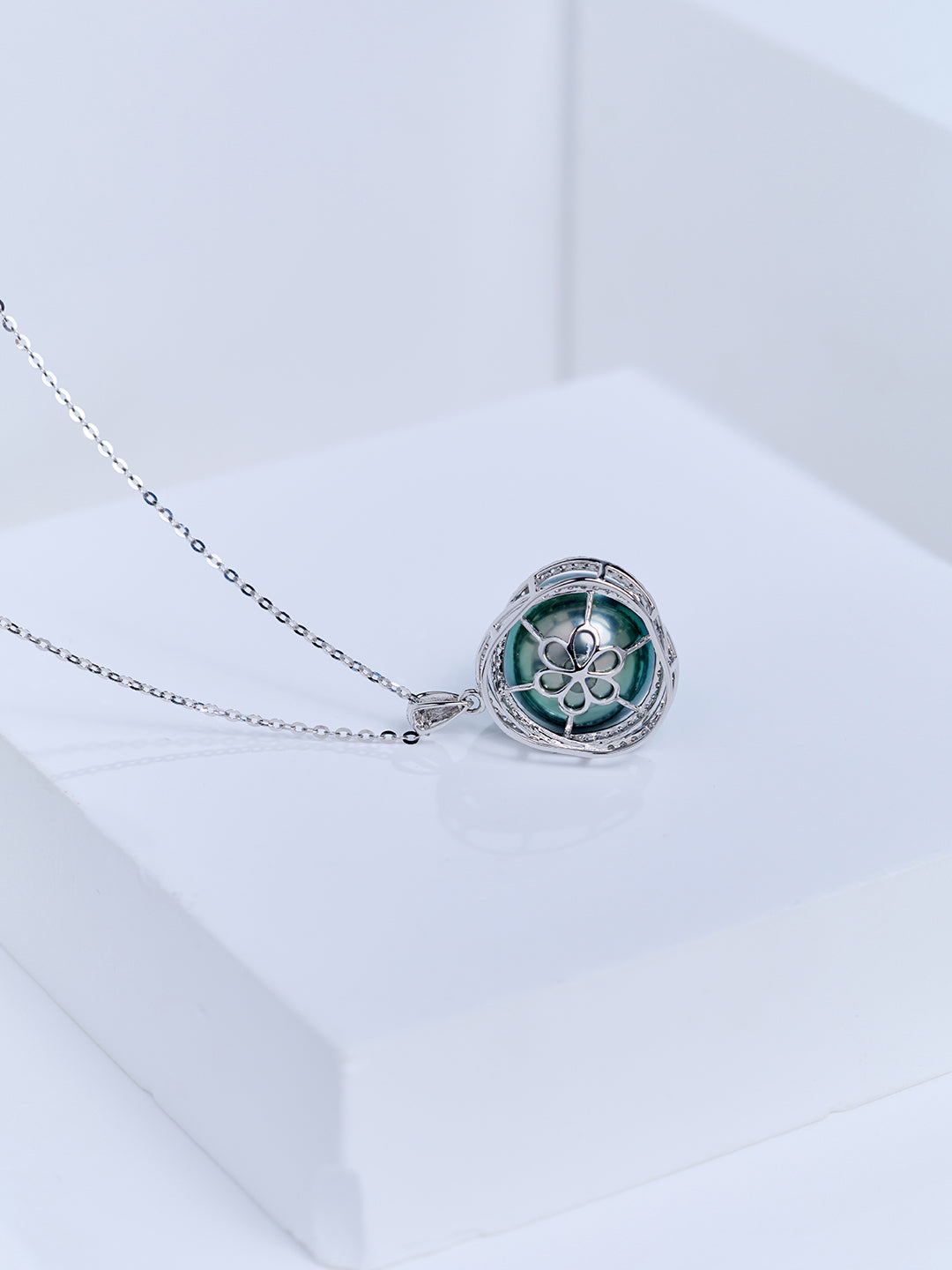 Top Lustre 18k Solid Gold Tahitian Pearl Necklace KN00396