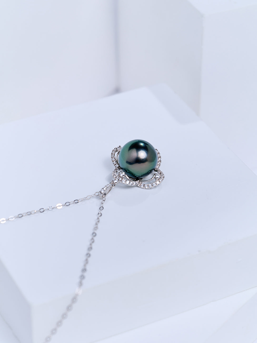 Top Lustre 18k Solid Gold Tahitian Pearl Necklace KN00397