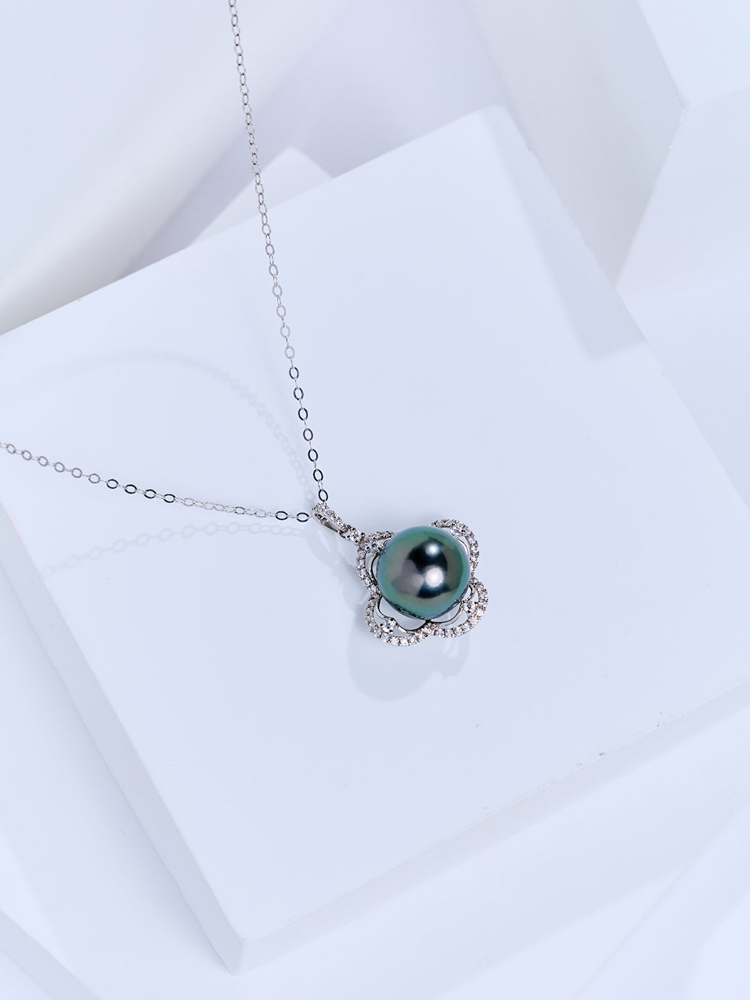 Top Lustre 18k Solid Gold Tahitian Pearl Necklace KN00397