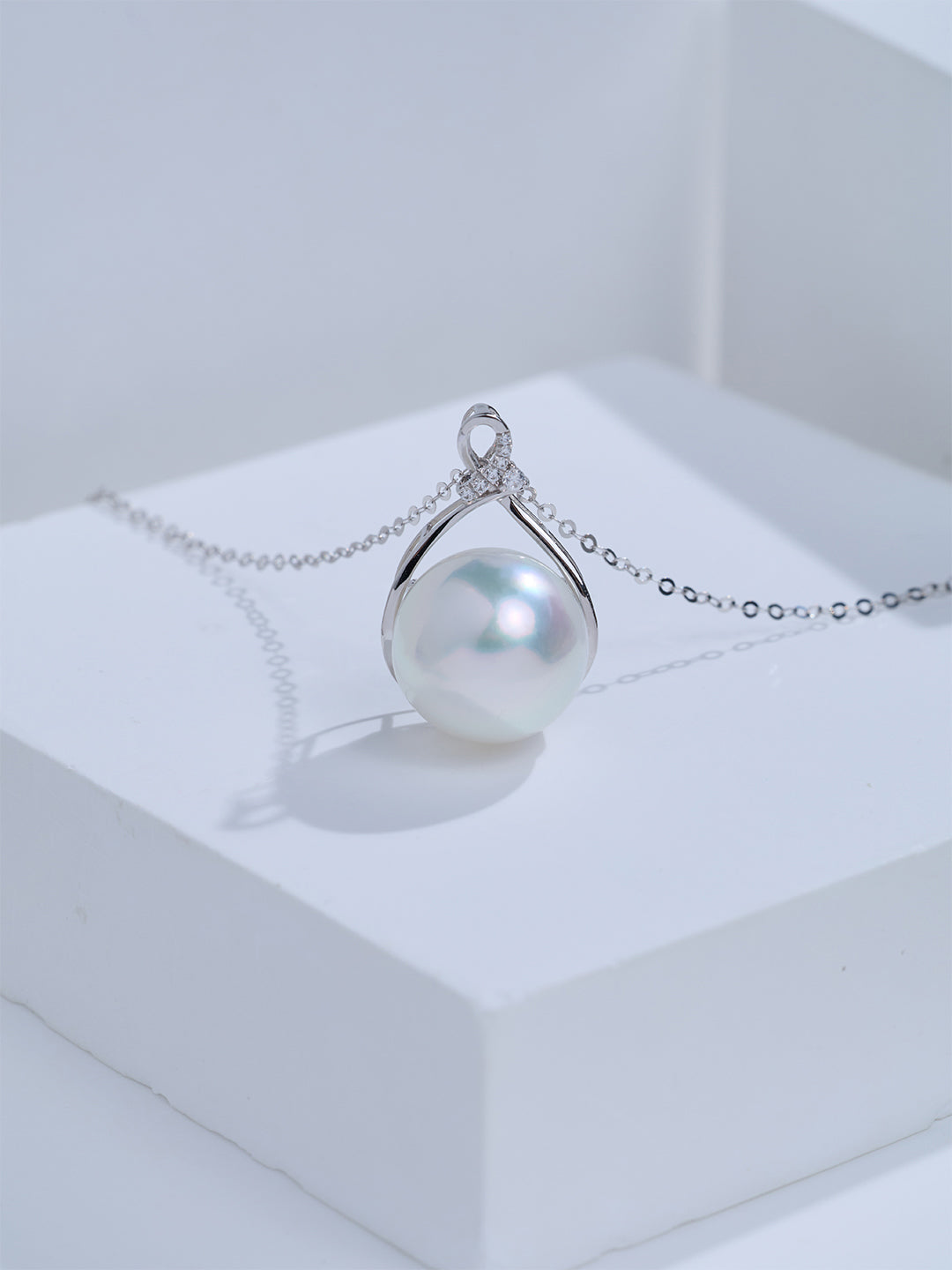 Top Lustre 18K Gold Australian White Pearl Necklace KN00402