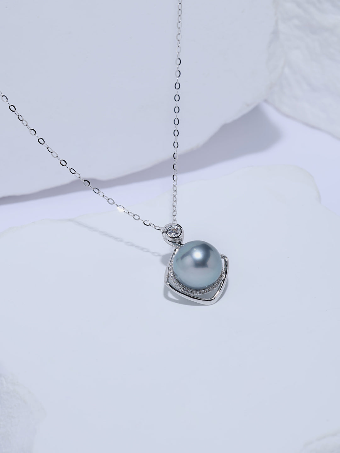 Collar de perlas Akoya azul plateado de oro macizo de 18K y máximo lustre KN00430