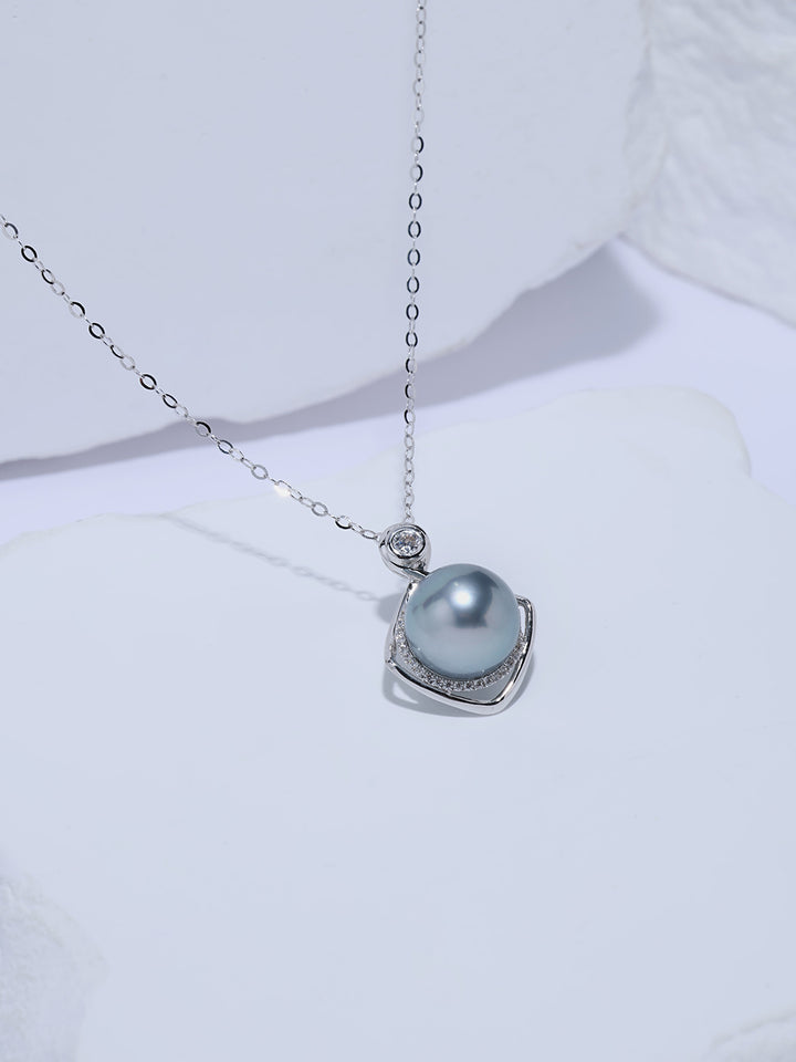 Collar de perlas Akoya azul plateado de oro macizo de 18K y máximo lustre KN00430