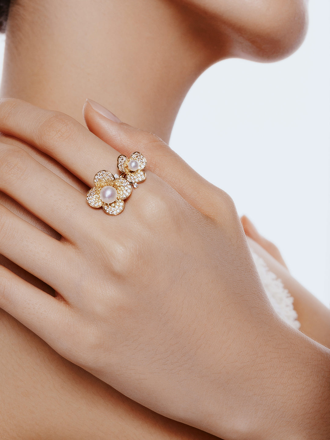 Anillo de perla Akoya de oro macizo de 18k KR00121 | BLOOM