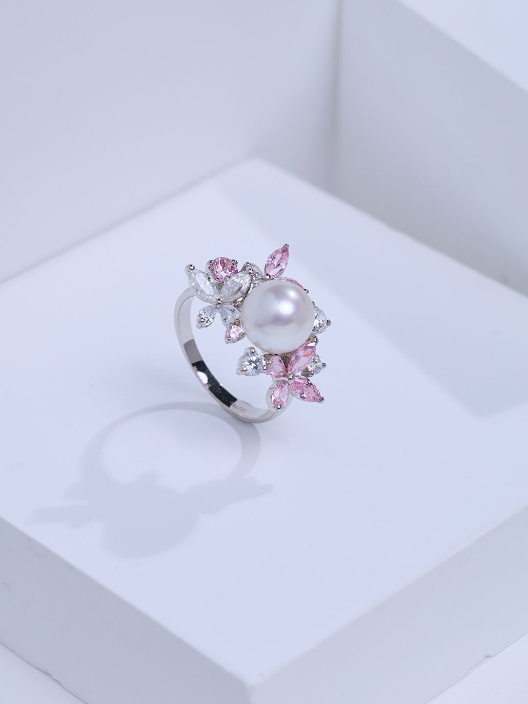 18K Top Grade Akoya Pearl Ring KR00155