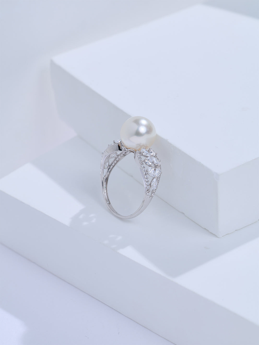 Top Grade 18K Gold Hanadama Akoya Pearl Ring KR00161