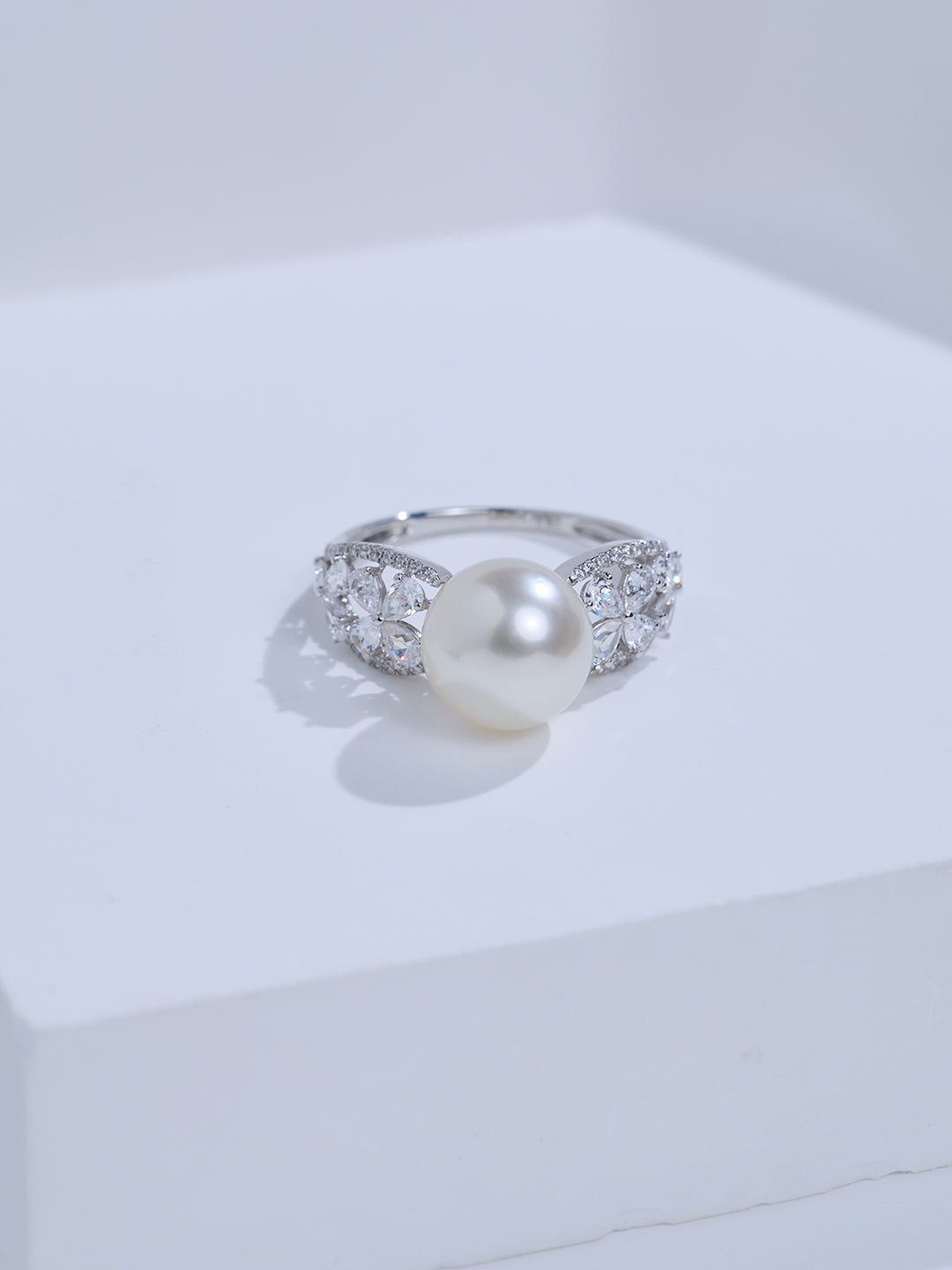 Top Grade 18K Gold Hanadama Akoya Pearl Ring KR00161