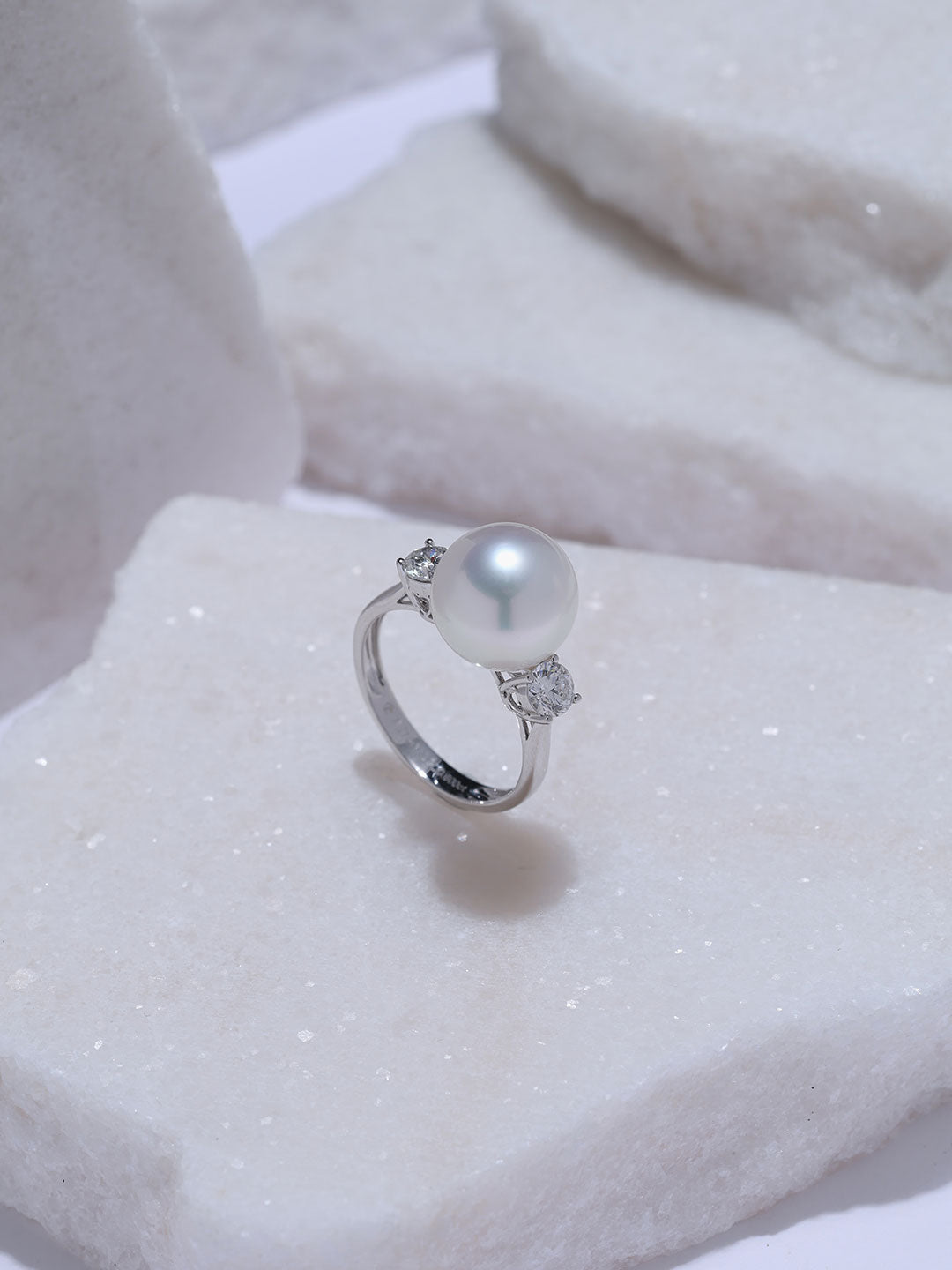 Hochwertiger Ring aus 18K-Gold mit australischer weißer Perle KR00176 | POSSIBILITIES