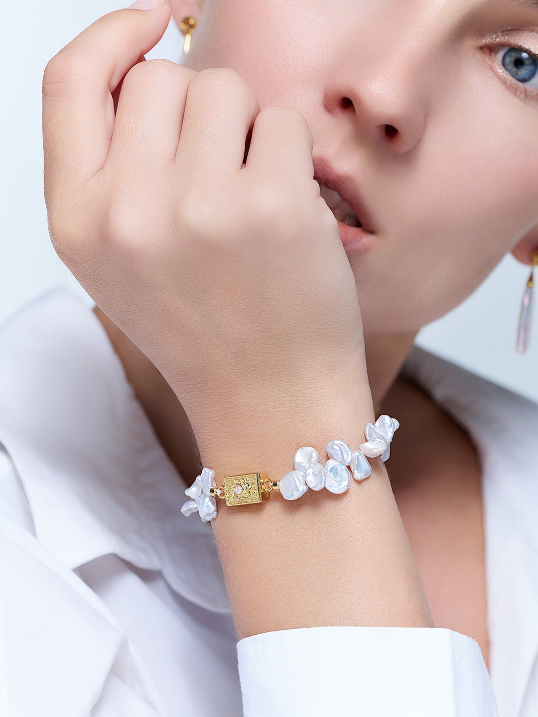 Elegante pulsera de perlas Keshi blancas WB00175