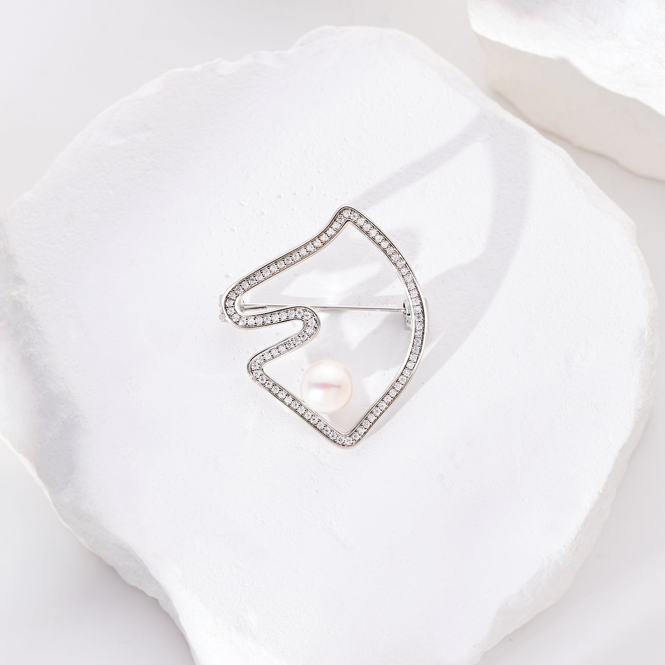 Top Grade Freshwater Pearl Brooch WC00087 | HORSE - PEARLY LUSTRE