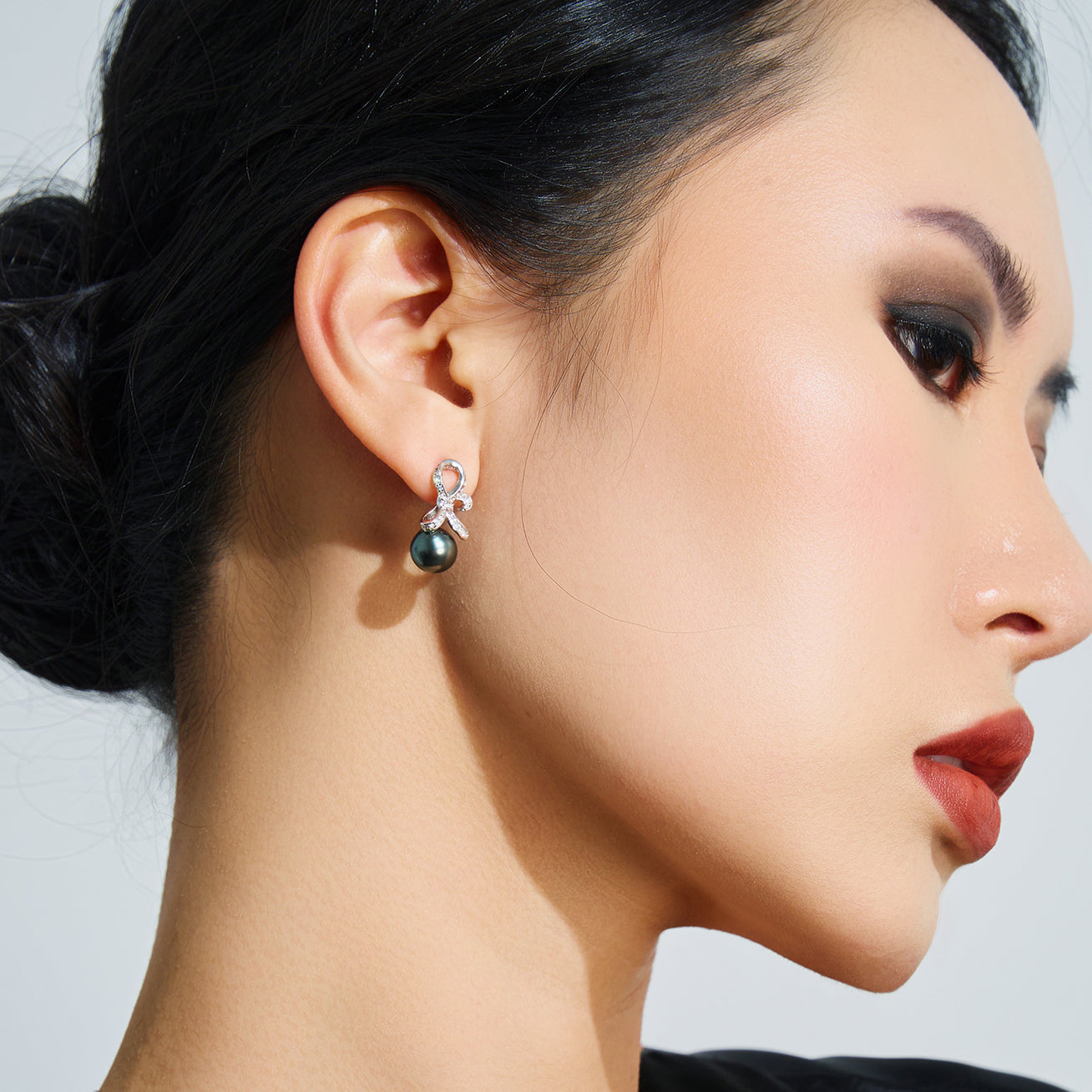 Tahitian Saltwater Pearl Earrings WE00406 | RIBBON - PEARLY LUSTRE