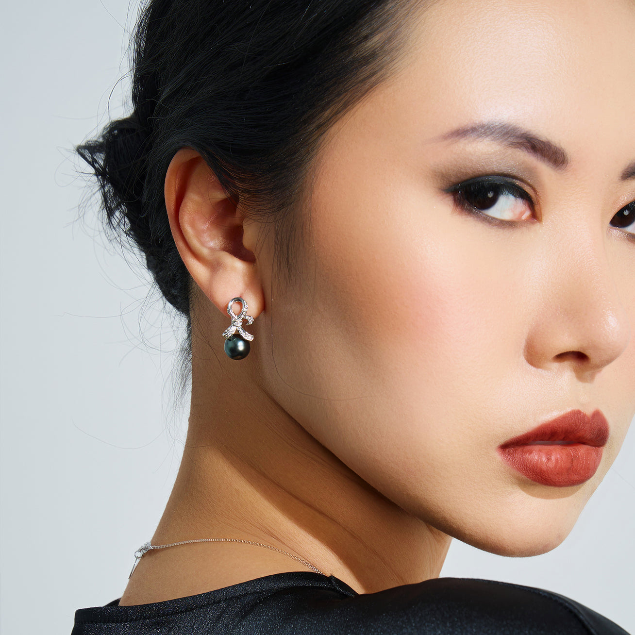 Tahitian Saltwater Pearl Earrings WE00406 | RIBBON - PEARLY LUSTRE