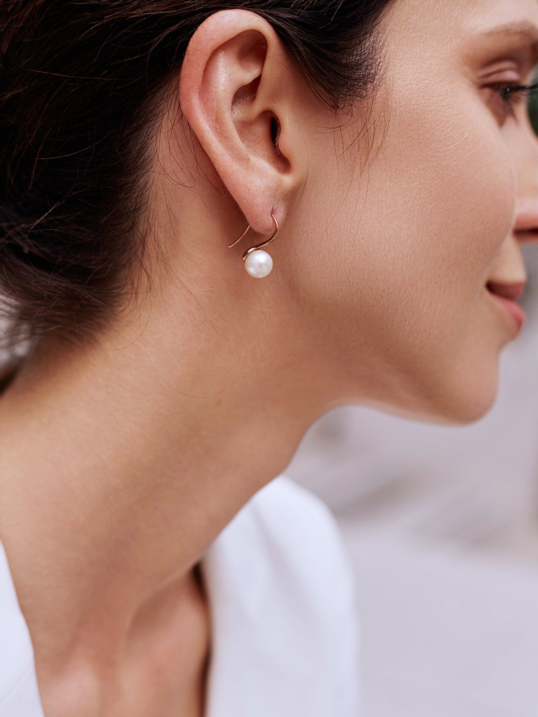 Elegant Freshwater Round Pearl Earrings WE00483