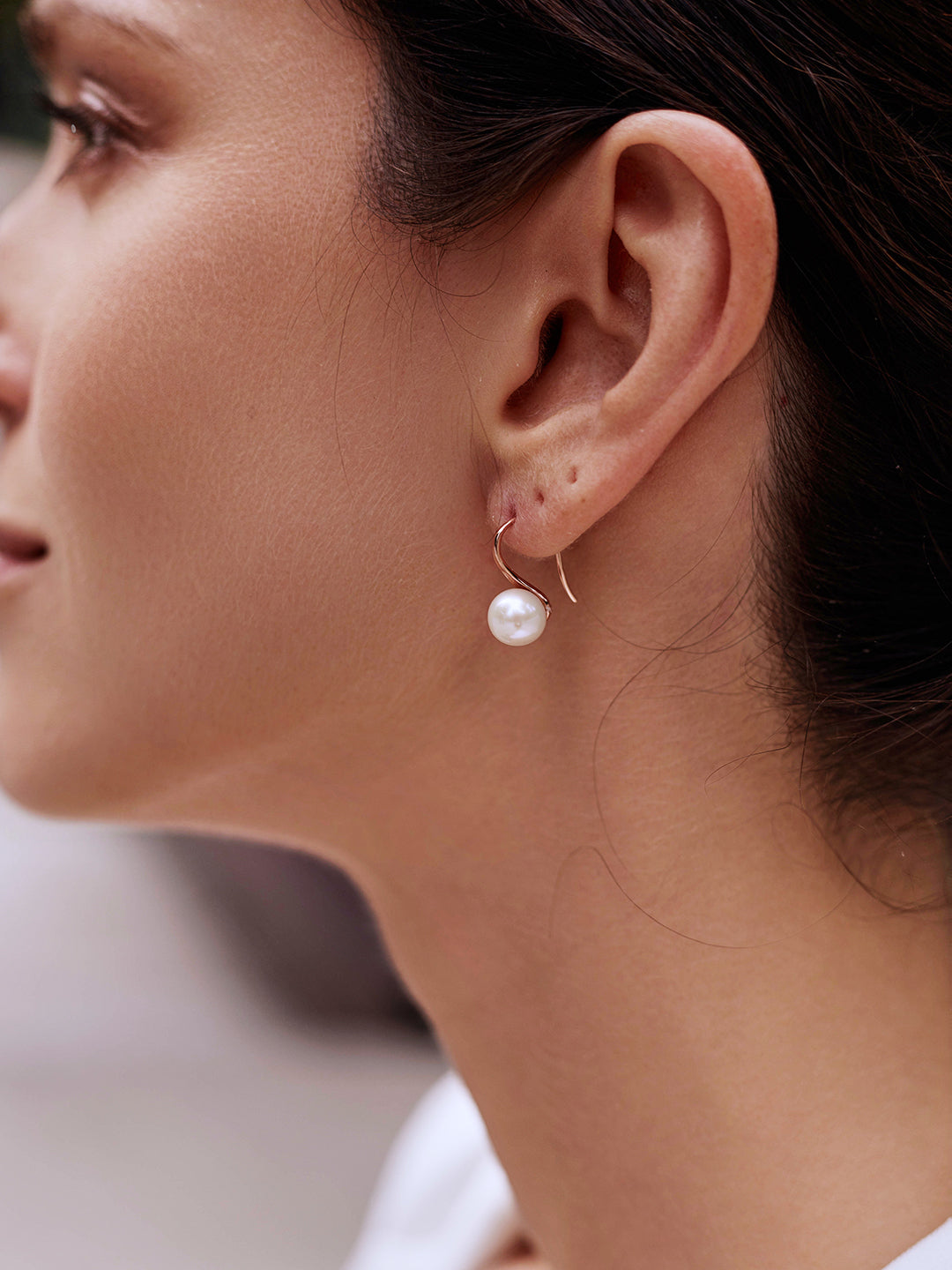 Elegant Freshwater Round Pearl Earrings WE00483