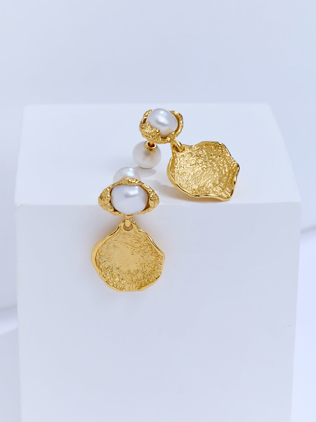 Elegant Freshwater Pearl Earrings WE01069 | SANDS