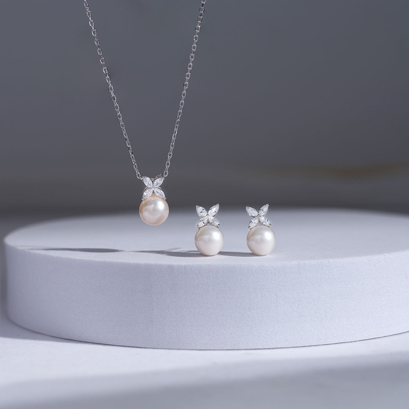 【新品】ＷＧ１８Ｋ　タヒチパールペンダント　　バチカンダイヤ付き 新品】WG18K タヒチパールペンダント バチカンダイヤ付き