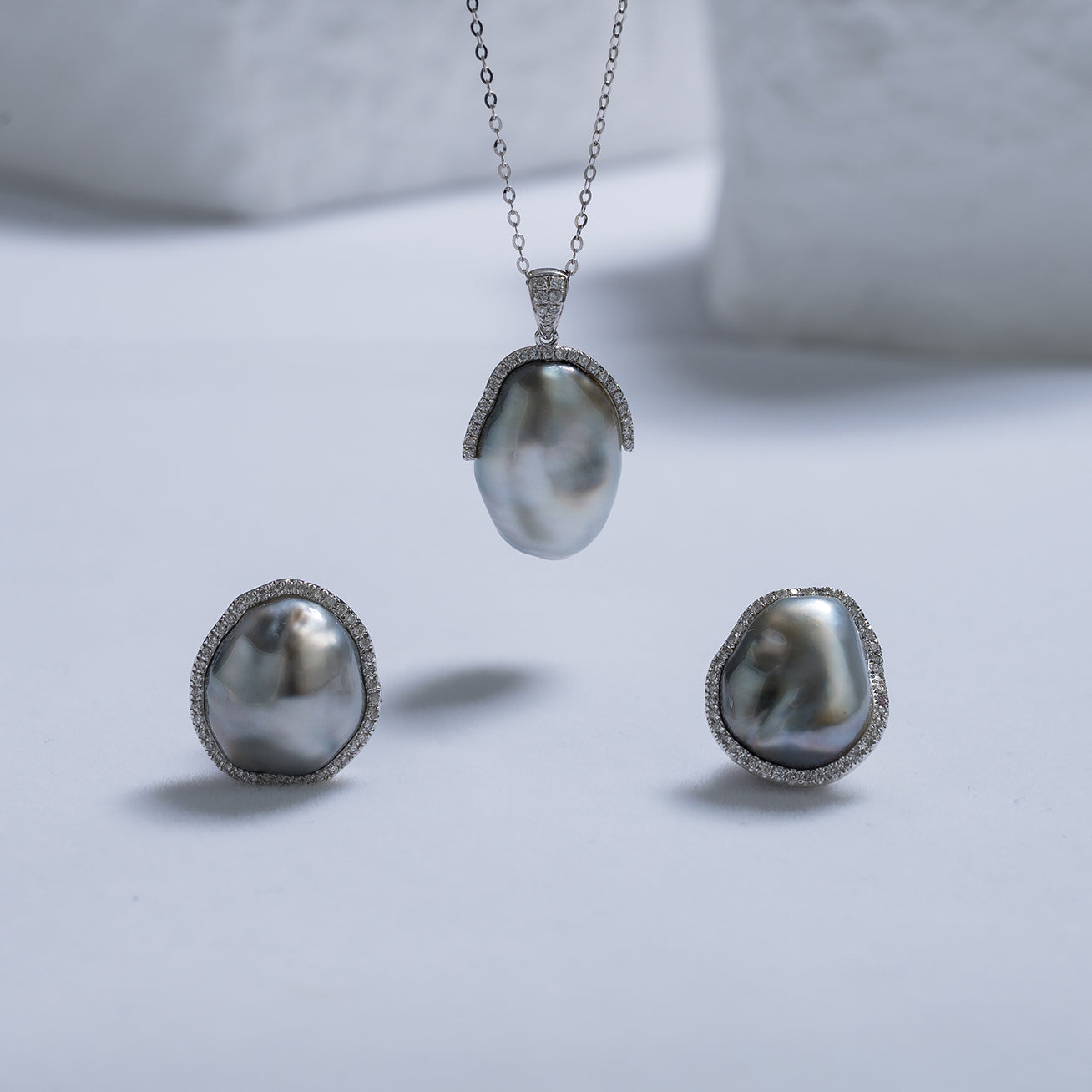 18k Solid Gold Diamond Tahitian Keshi Pearl Necklace KN00143 - PEARLY LUSTRE